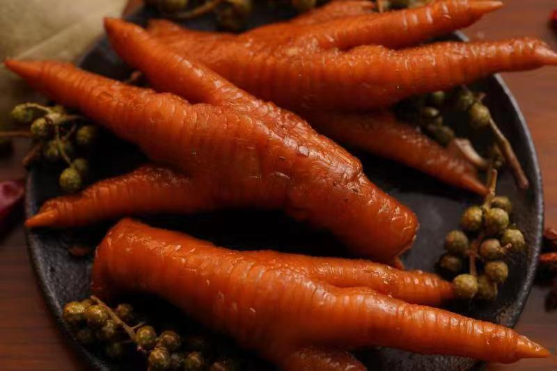 泡鸡爪成品图,鸡爪与芹菜搭配,色泽诱人 泡鸡爪成品图