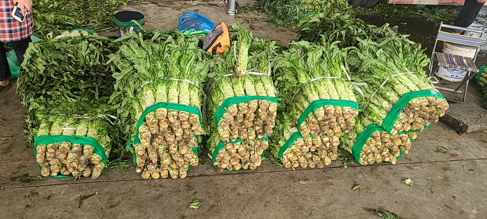 市场摊位上的凤尾与莴笋分售场景
