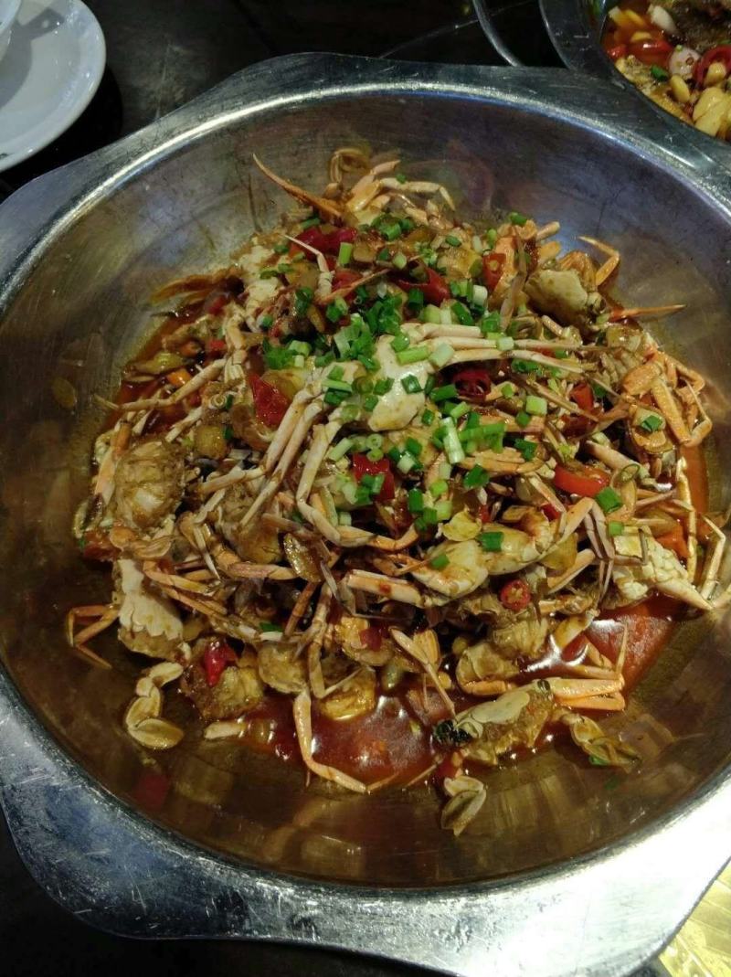 湛江本地捕捞的天然蓝花蟹，个头肥美，肉质鲜嫩。
