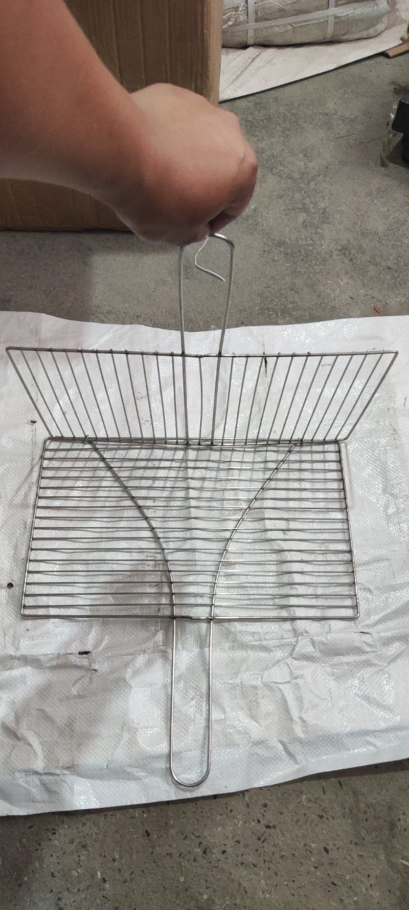 不锈钢烧烤夹，尺寸25*40厘米，使用方法简单结实耐用。