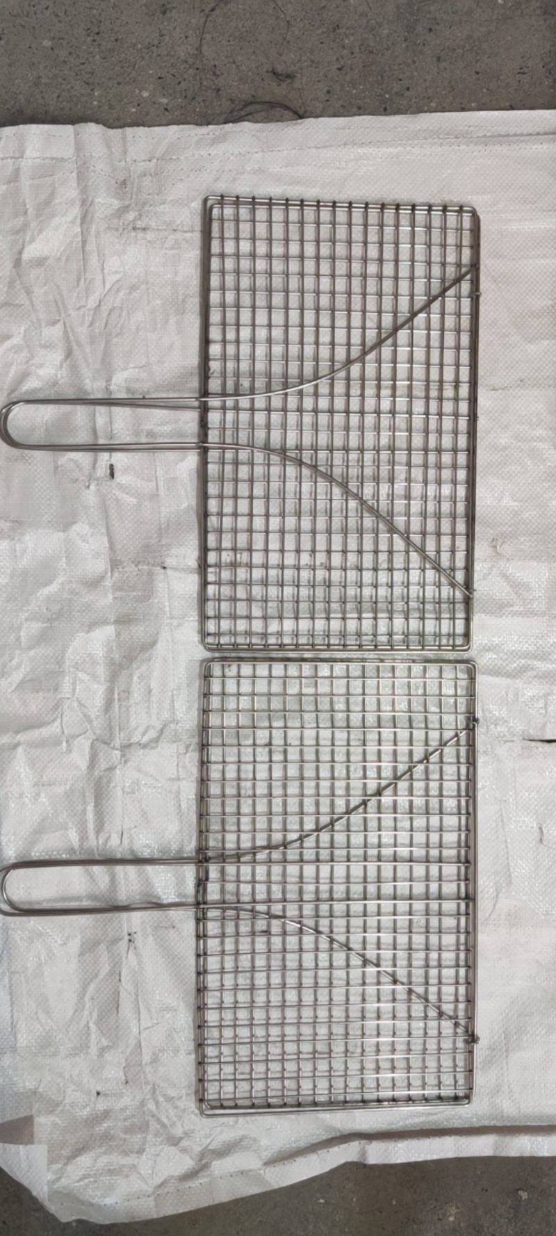 不锈钢烧烤夹，尺寸25*40厘米，使用方法简单结实耐用。