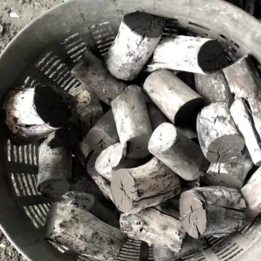 白炭：烧烤，烤肉，煮茶，取暖，（不炸火，无烟，温度高等）