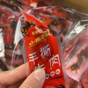手撕牛肉两种口味，麻辣，五香一件20斤
