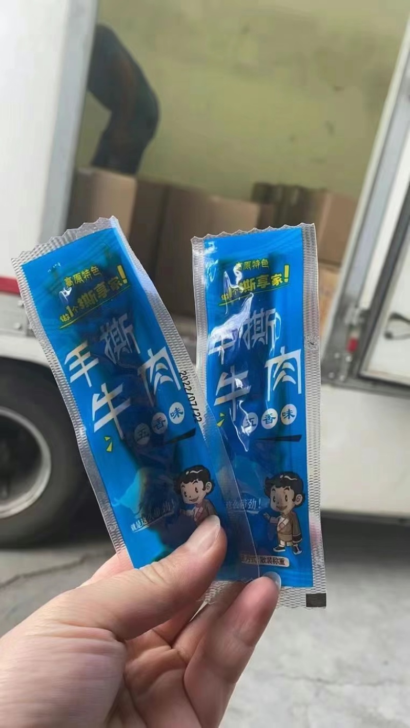 手撕牛肉两种口味，麻辣，五香一件20斤