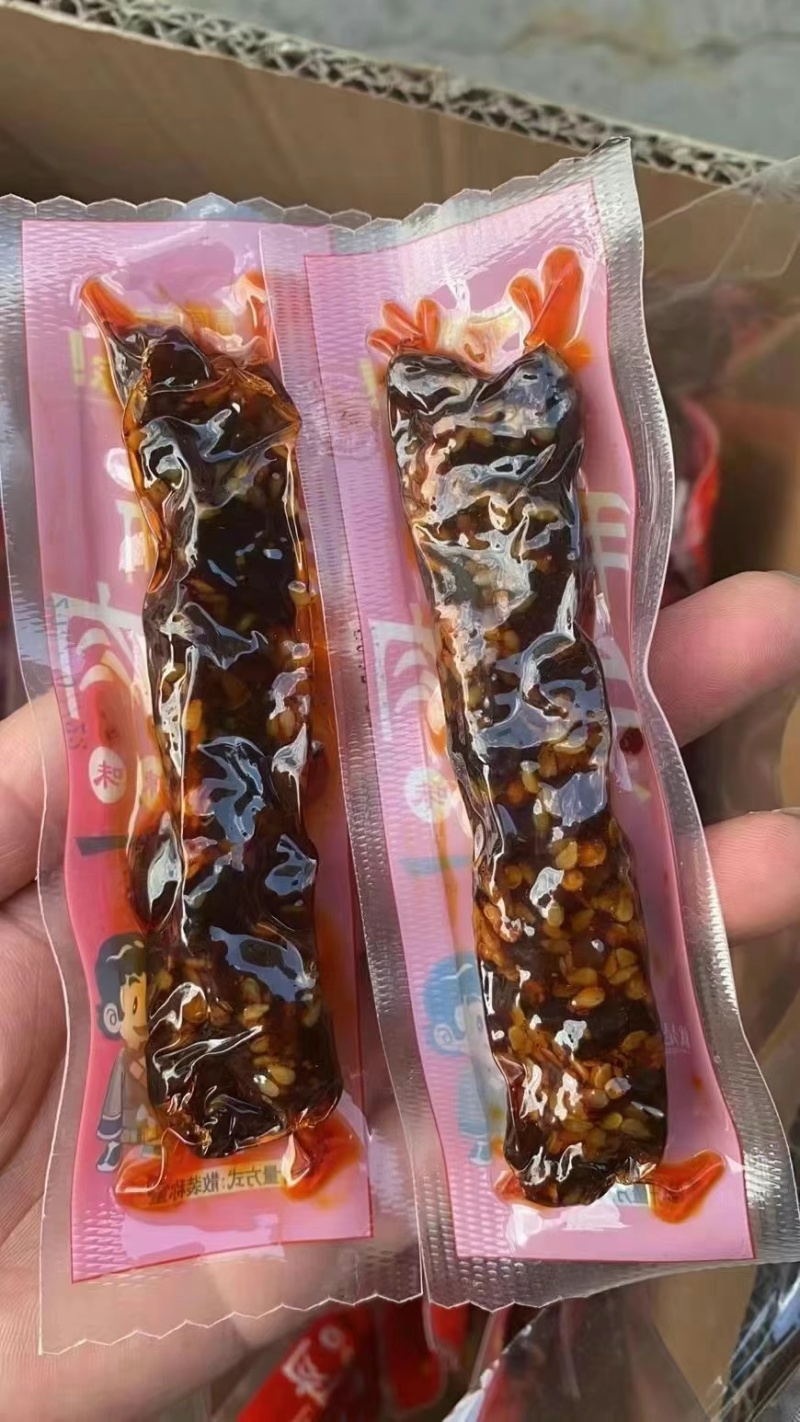 手撕牛肉两种口味，麻辣，五香一件20斤