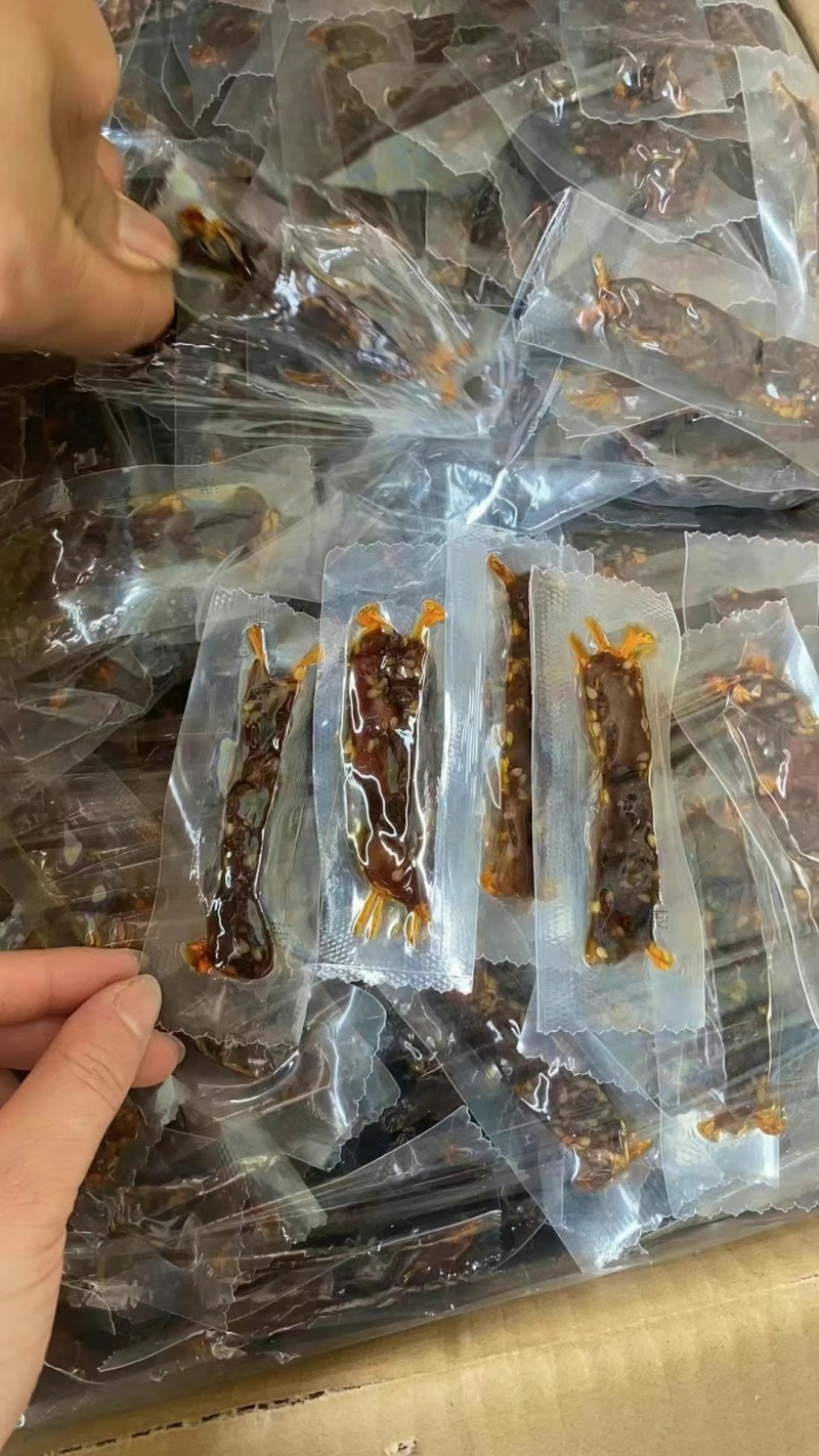 手撕牛肉两种口味，麻辣，五香一件20斤