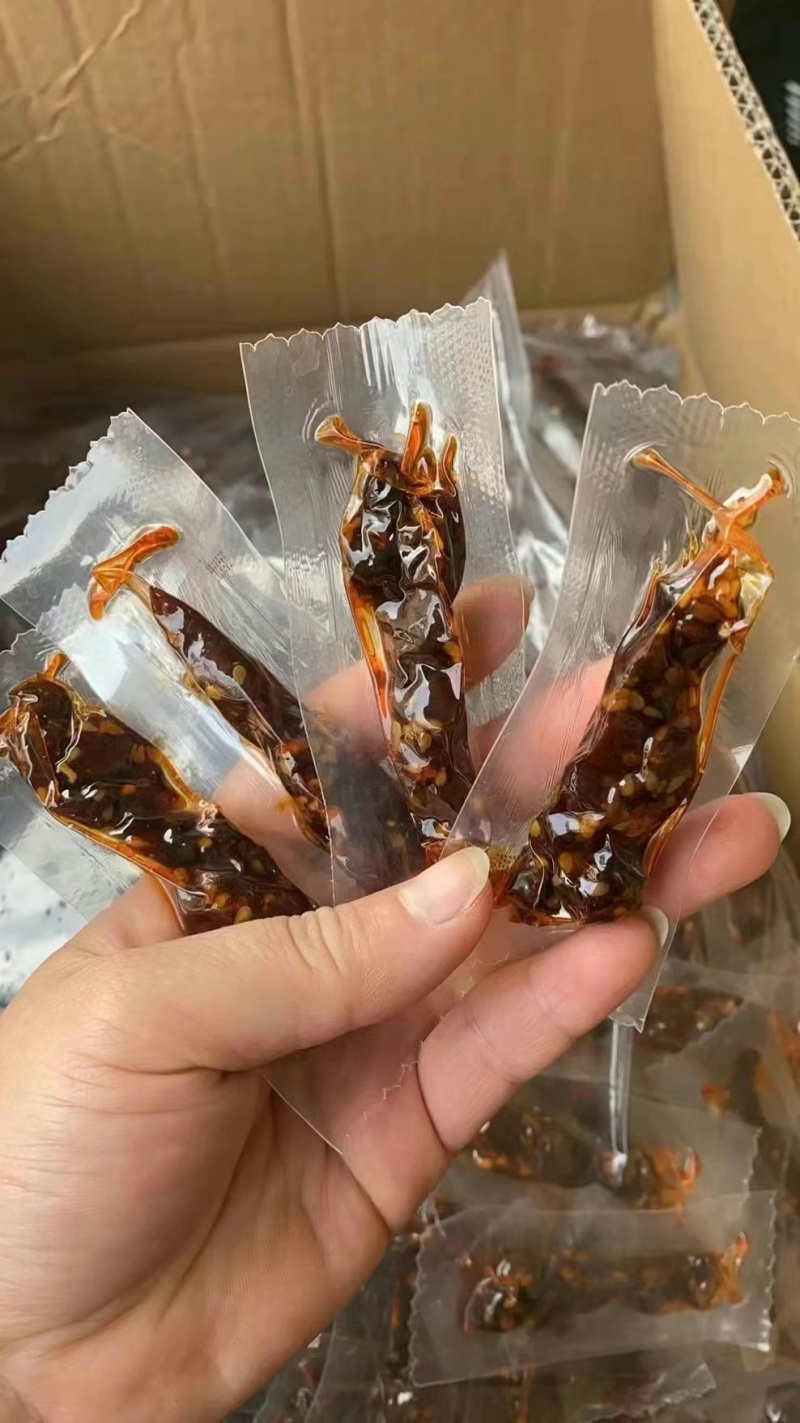 手撕牛肉两种口味，麻辣，五香一件20斤