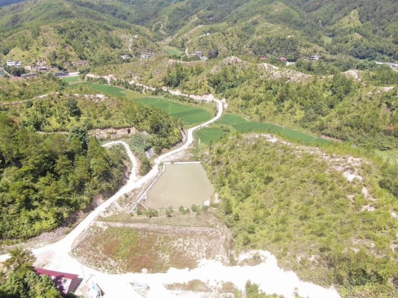 20亩九成新交通便利养殖基地待租。