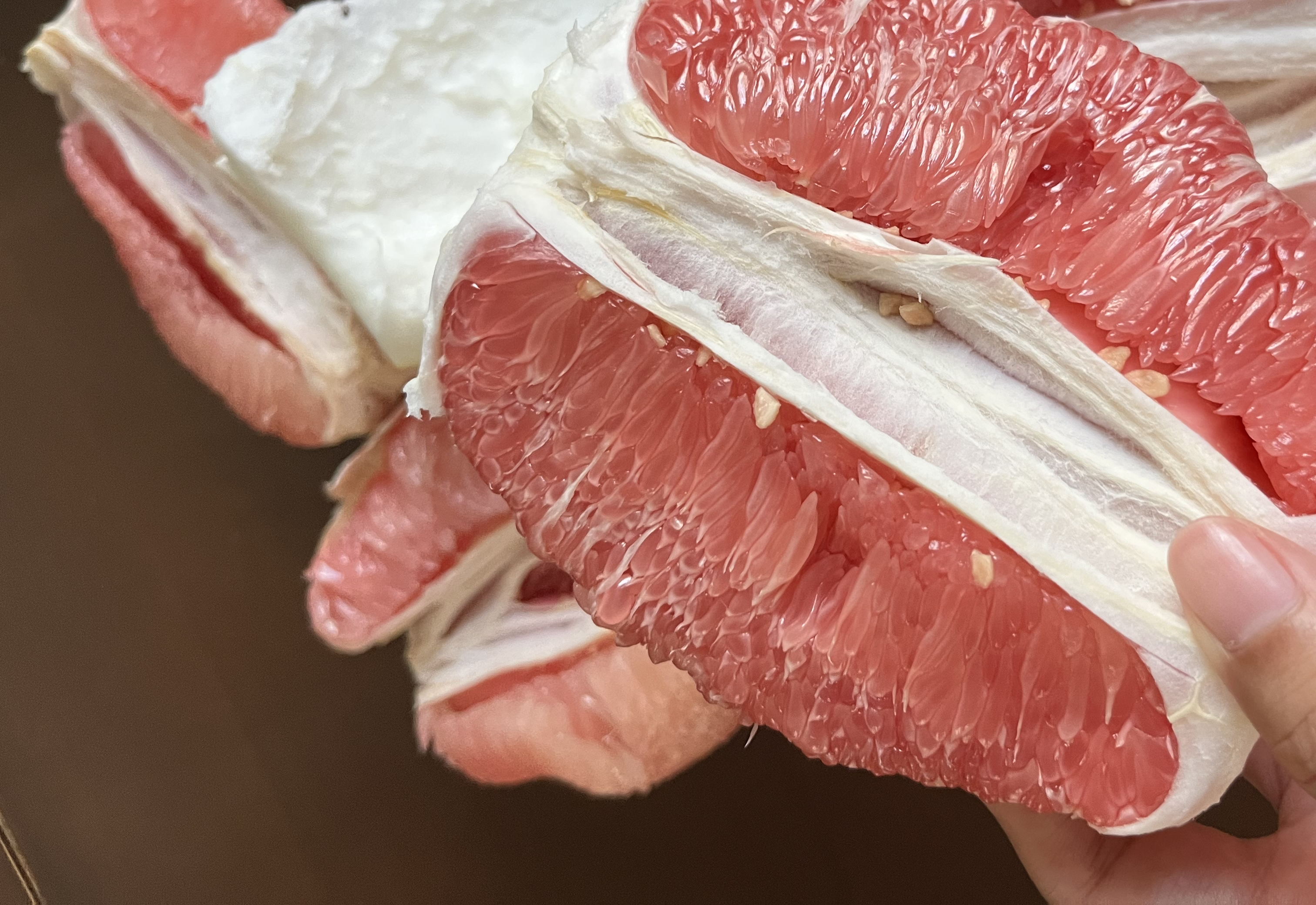 切开的柚子露出晶莹果肉