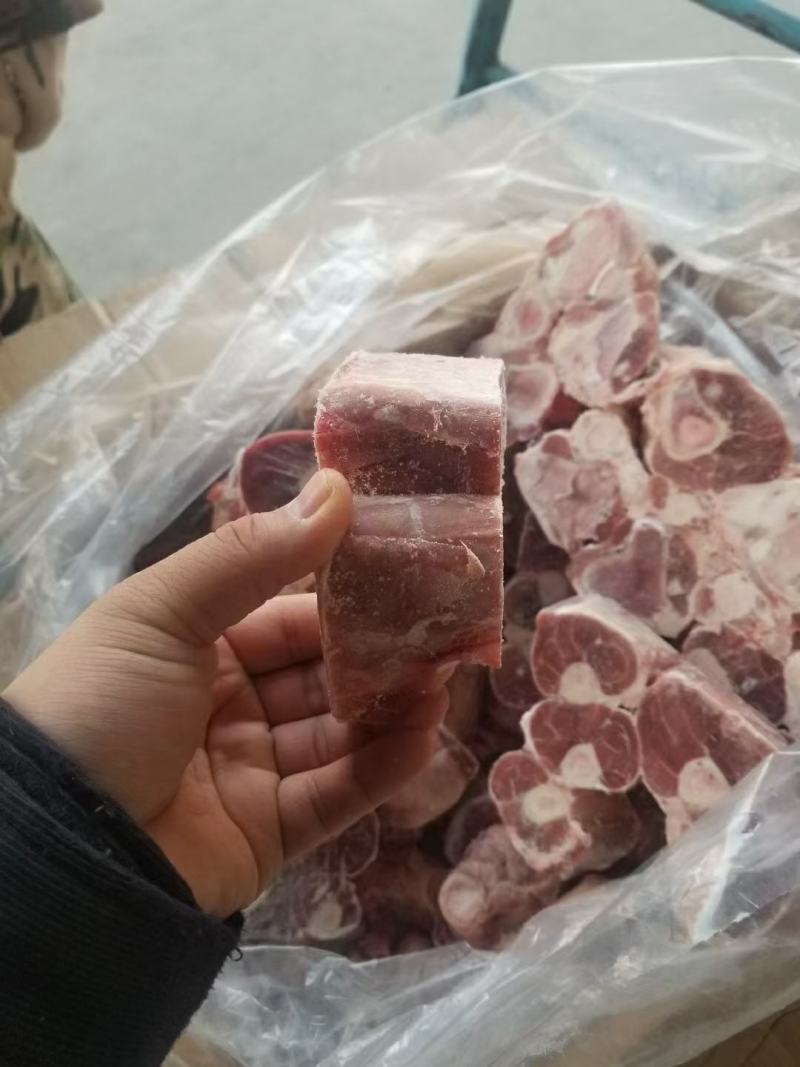 带肉羊前棒单重6到8量卤制，饨锅，烧烤吃肉肉吸骨髓，美