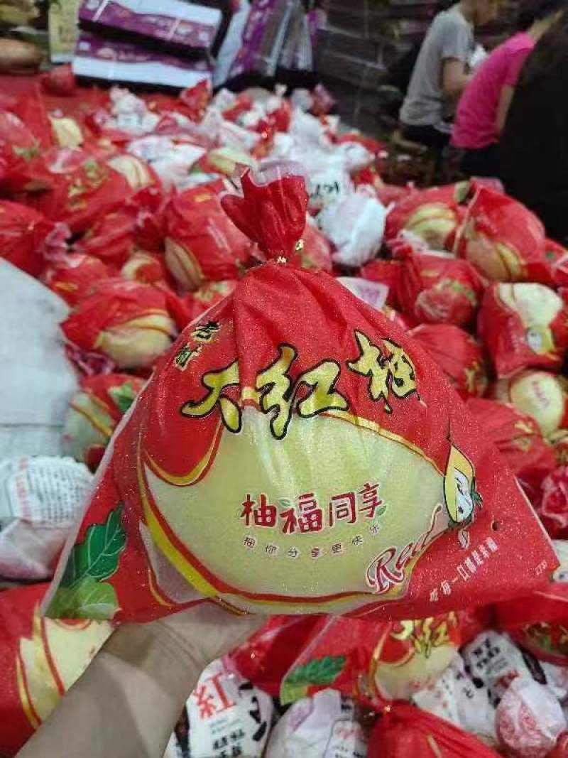 精品三红蜜柚，水分足甜度高口感好，果面干净卖相好