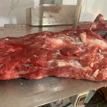 多肉牛脖骨切好以后的成品标准箱，欢迎进店选购