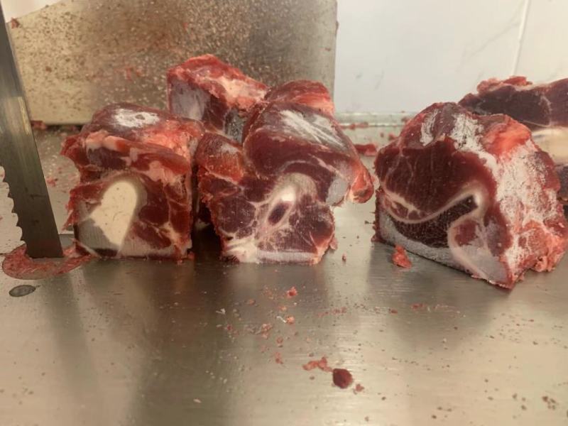 多肉牛脖骨切好以后的成品标准箱，欢迎进店选购