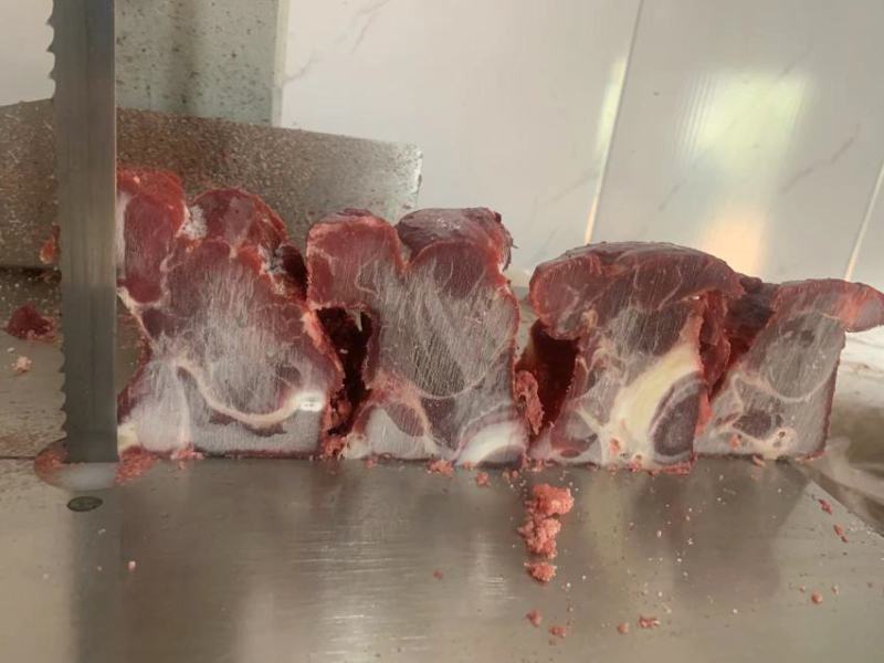 多肉牛脖骨切好以后的成品标准箱，欢迎进店选购
