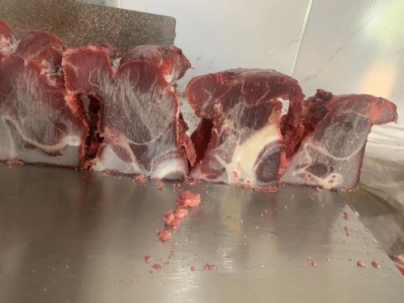 多肉牛脖骨切好以后的成品标准箱，欢迎进店选购