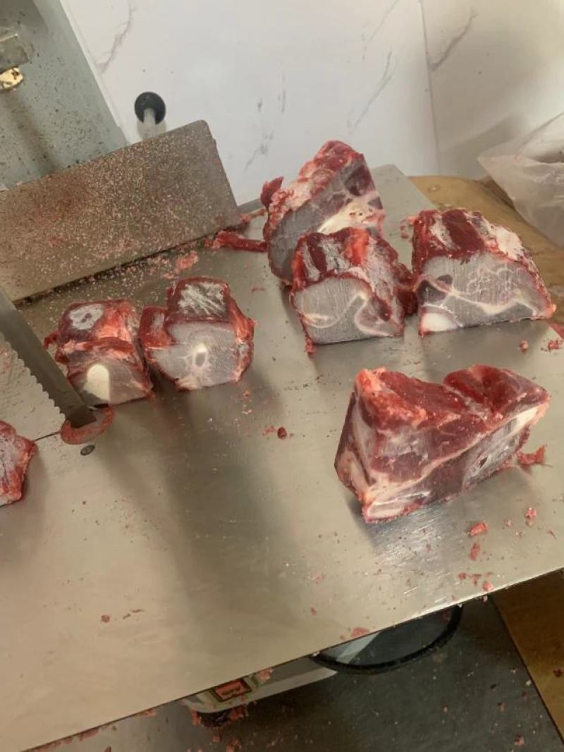 多肉牛脖骨切好以后的成品标准箱，欢迎进店选购