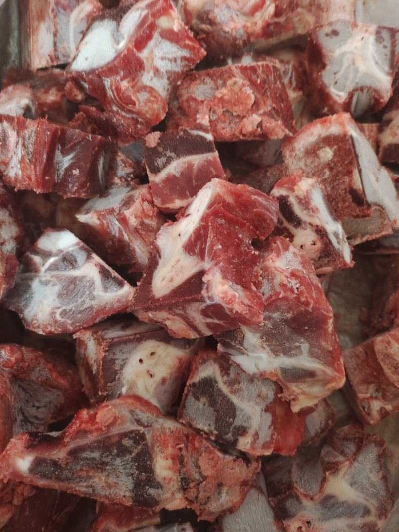 多肉牛脖骨切好以后的成品标准箱，欢迎进店选购
