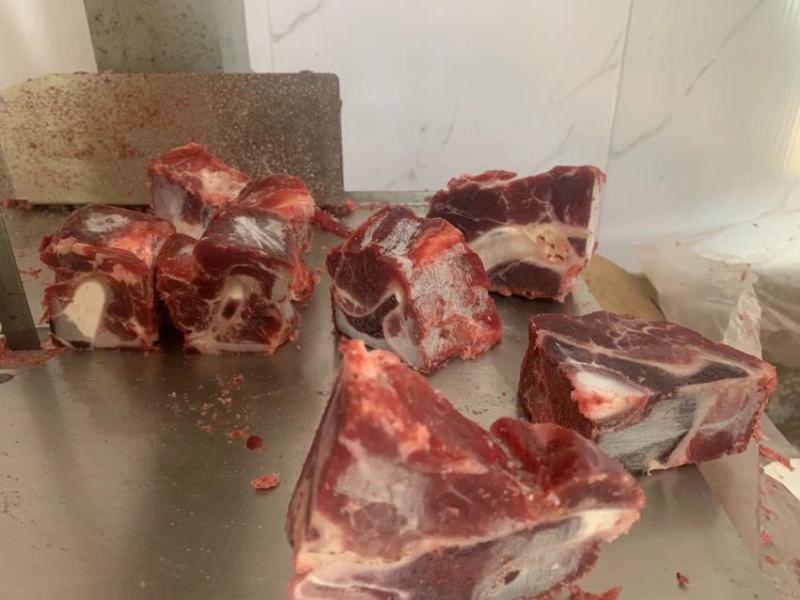 多肉牛脖骨切好以后的成品标准箱，欢迎进店选购