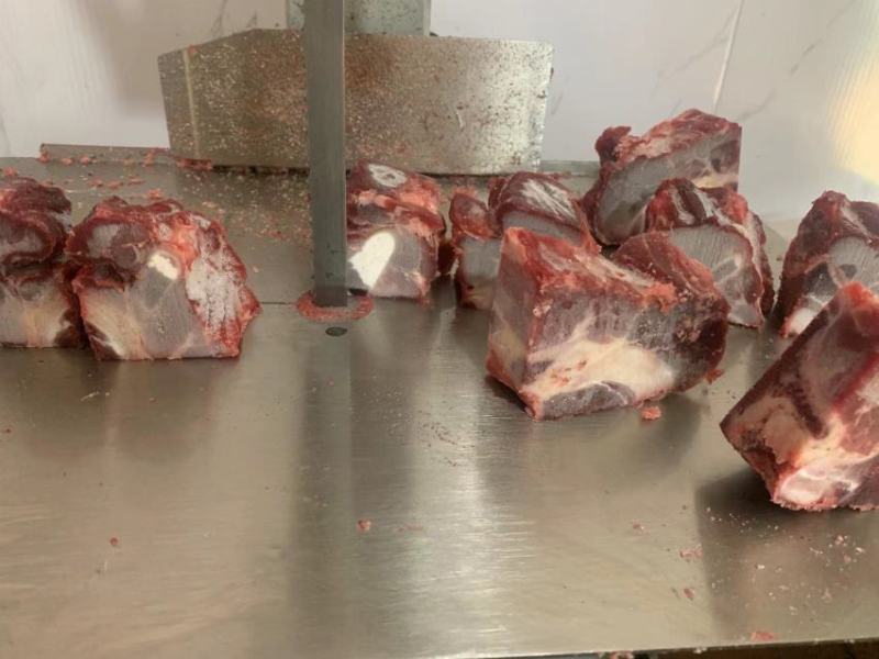 多肉牛脖骨切好以后的成品标准箱，欢迎进店选购