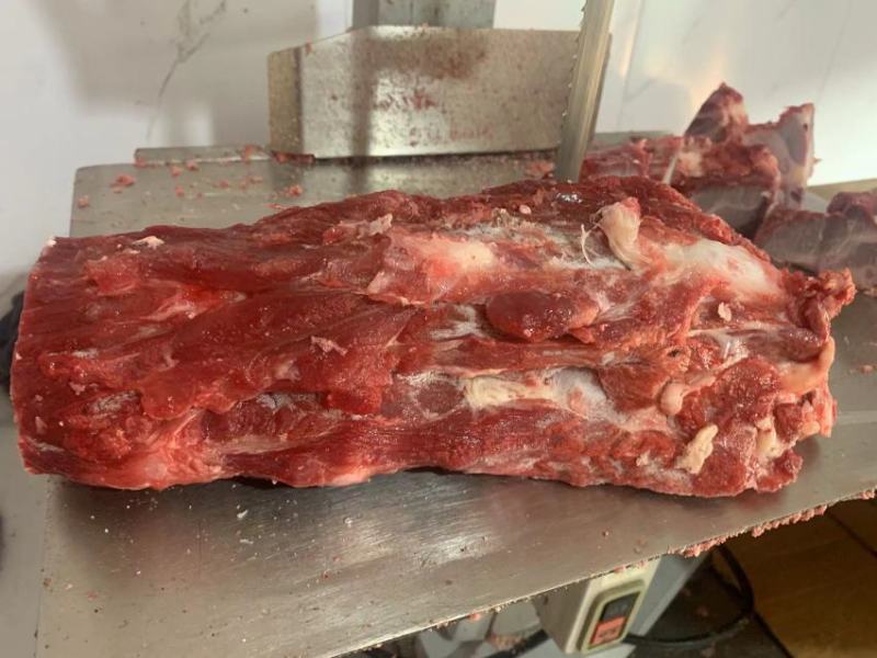 多肉牛脖骨切好以后的成品标准箱，欢迎进店选购