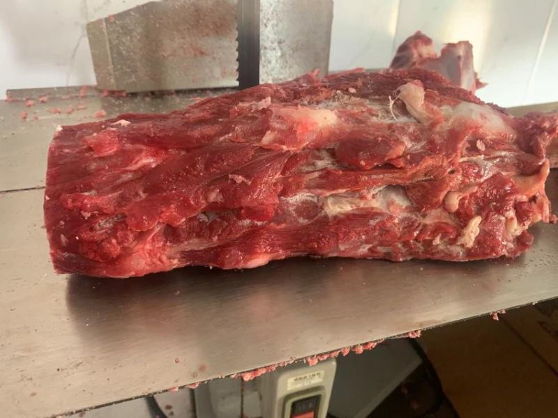 多肉牛脖骨切好以后的成品标准箱，欢迎进店选购