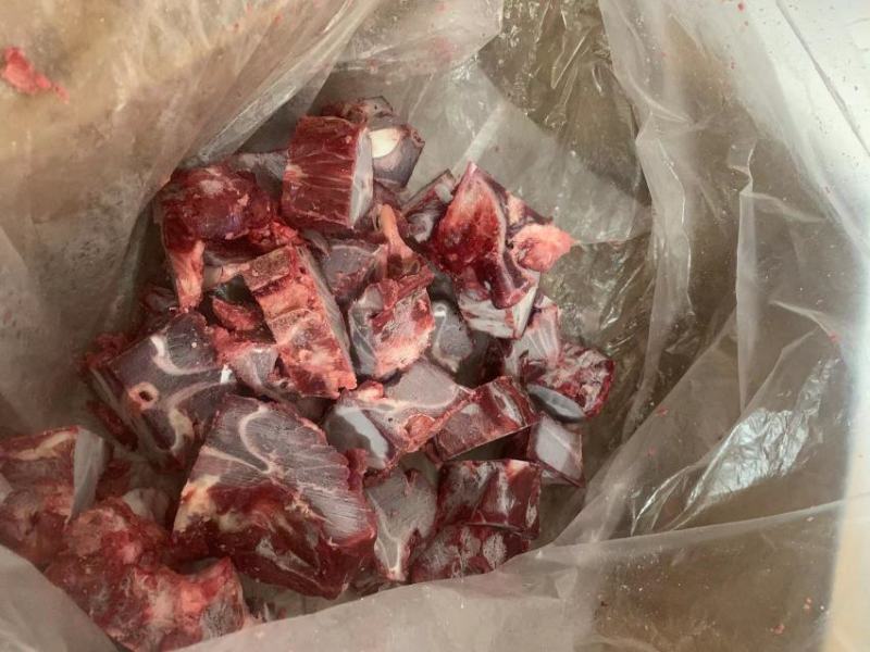 多肉牛脖骨切好以后的成品标准箱，欢迎进店选购