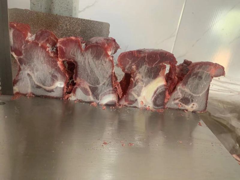 多肉牛脖骨切好以后的成品标准箱，欢迎进店选购