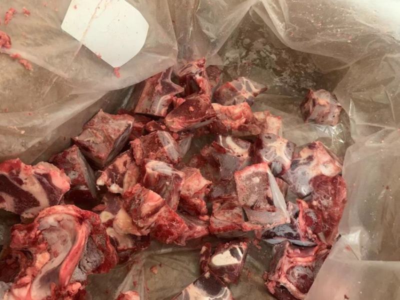 多肉牛脖骨切好以后的成品标准箱，欢迎进店选购