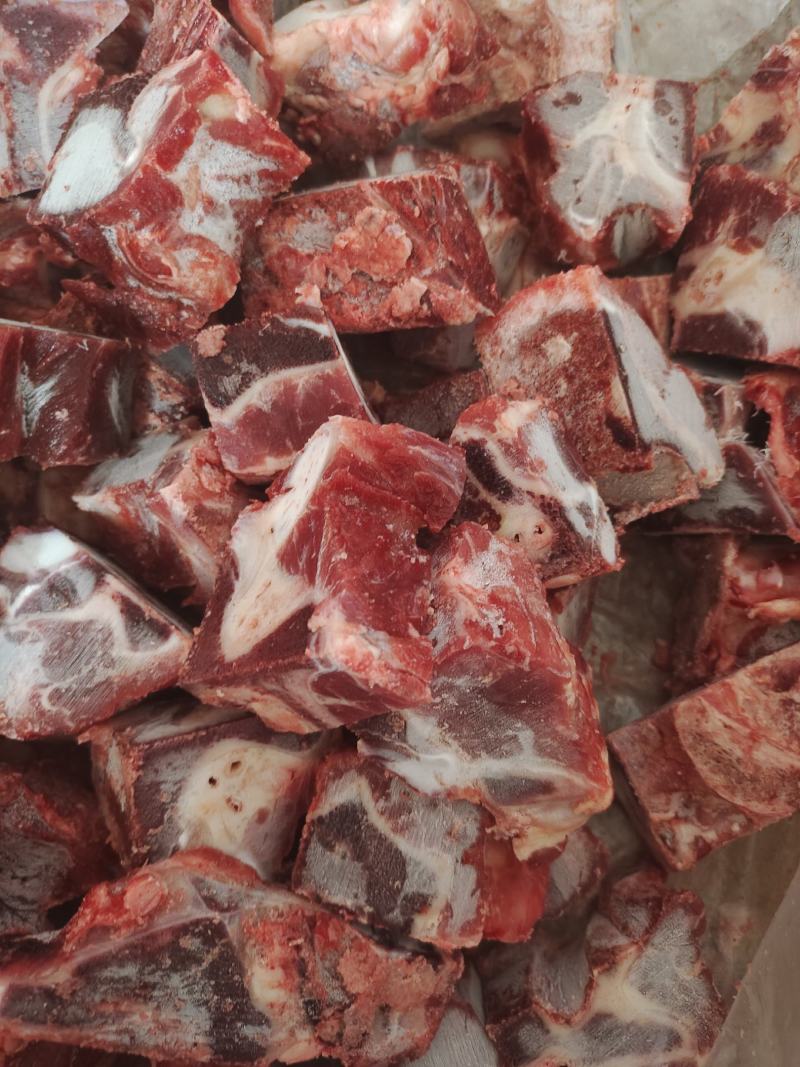 多肉牛脖骨切好以后的成品标准箱，欢迎进店选购