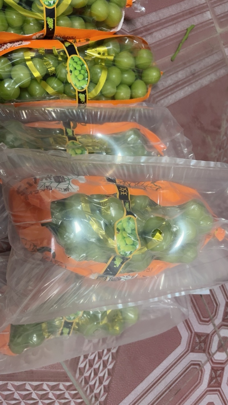 大荔阳光玫瑰，葡萄，颗粒饱满，口感甜尔不腻，！甜