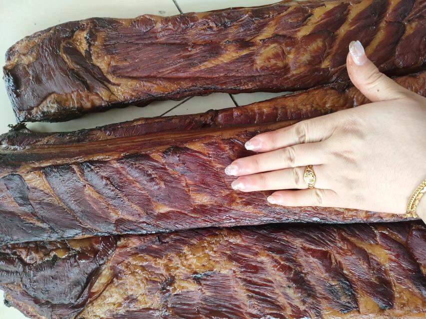 水煮活猪成品摆盘:大块猪肉盛于大盘中,汤汁浓郁,香气扑鼻 水煮活猪成品摆盘