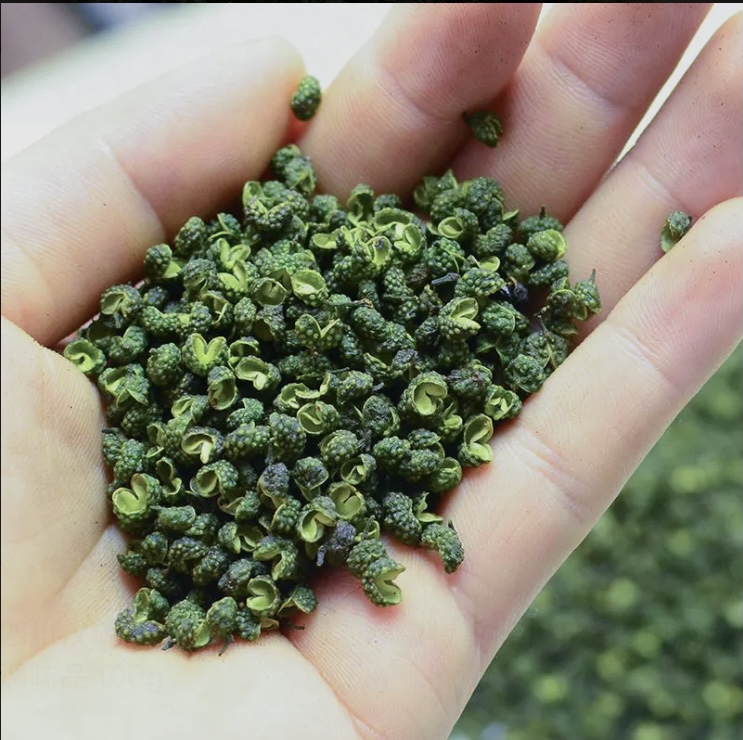 手掌中握着花椒的特写照片