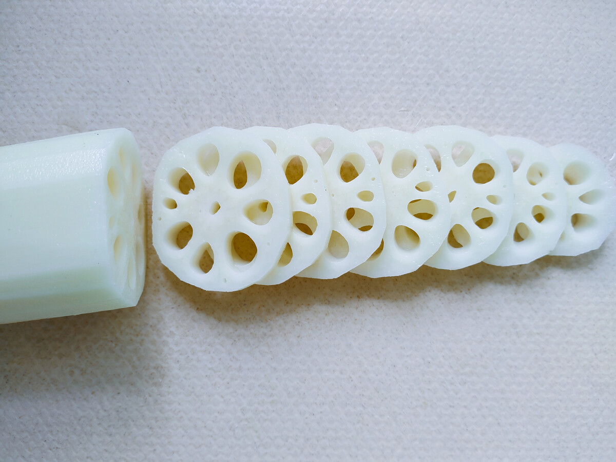 新鲜白莲藕和翠绿韭菜整齐摆放在浅色木质砧板上,旁边配有盐、鸡精、食用油等基础调料小碗,整体画面明亮清新,体现食材天然纯净 白莲藕与韭菜摆放在木质砧板上,旁边有小碗装的调味料,背景为厨房自然光环境