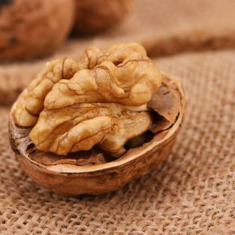 薄皮纸皮干核桃产地，规格品种齐全，货量大，白仁为主