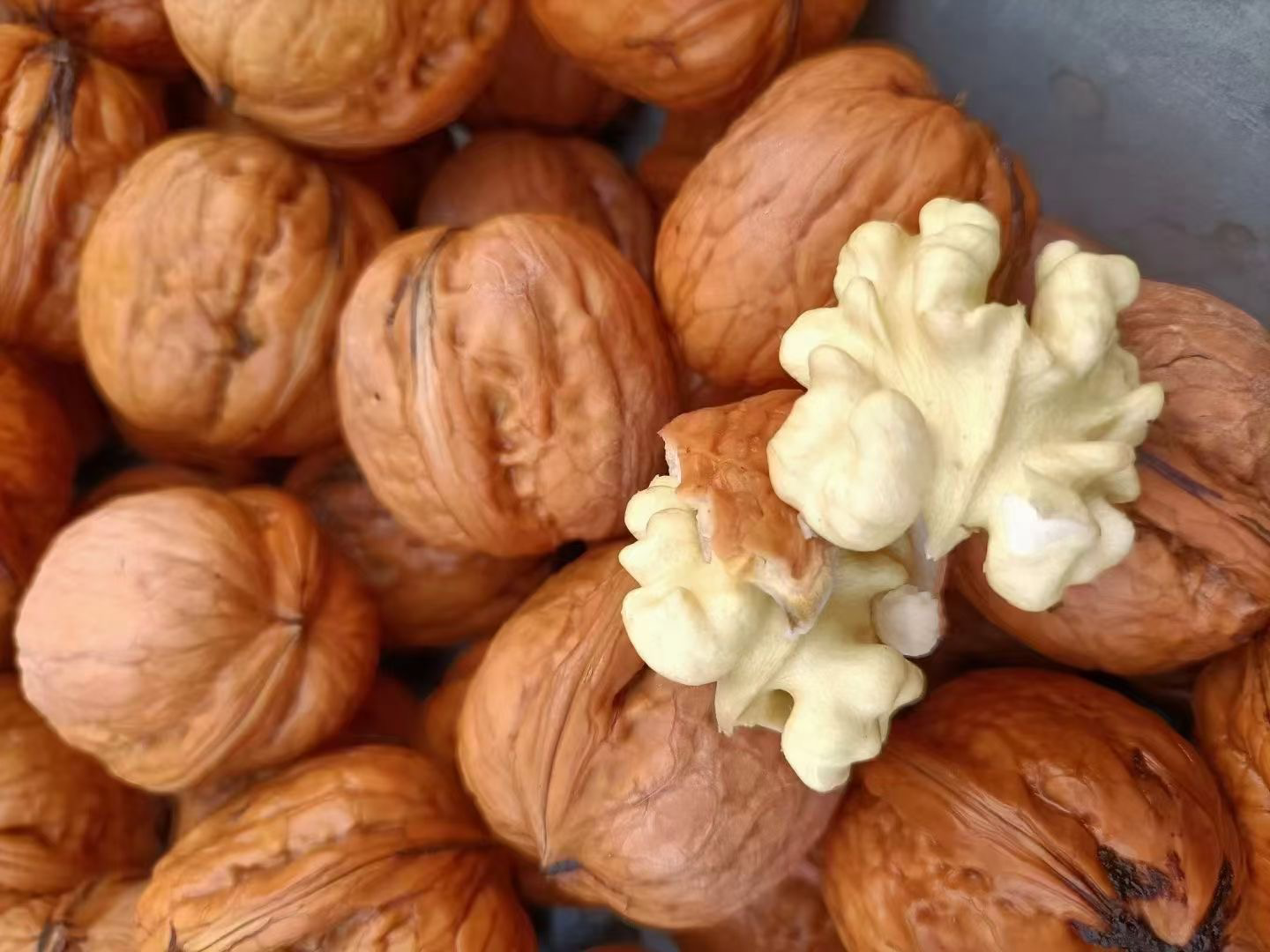 展示市场上常见的核桃仁包装与产品形态,突出其作为坚果食品的用途 市场上的核桃仁产品