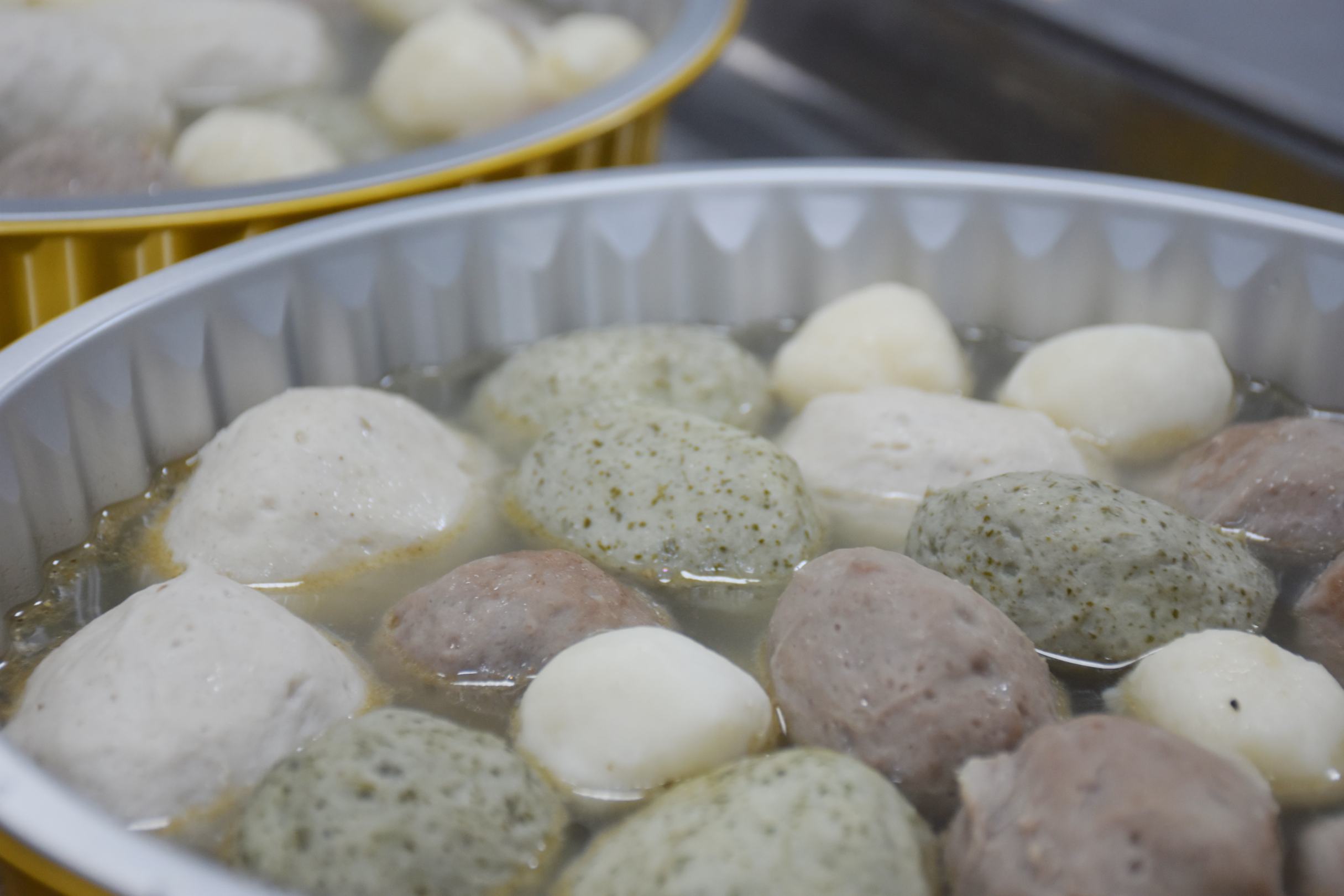 展示胡萝卜、青萝卜、猪肉末、姜末等制作丸子所需食材的图片 胡萝卜和青萝卜丸子食材展示