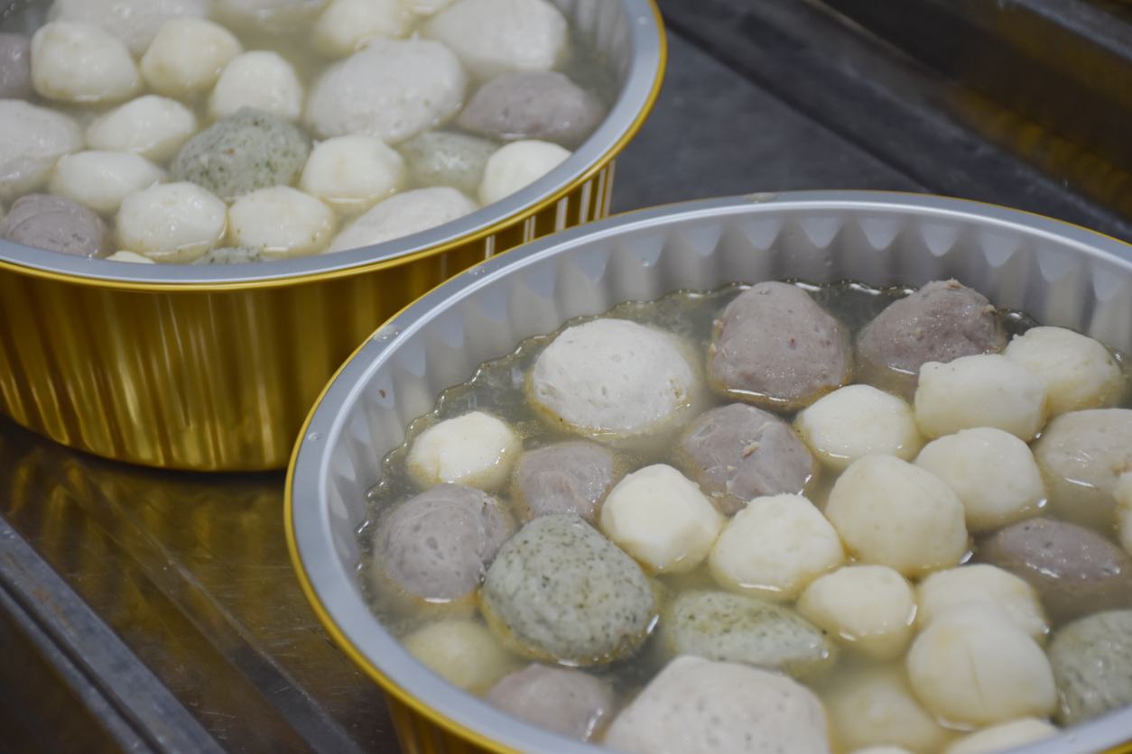 蒸制中的萝卜肉丸