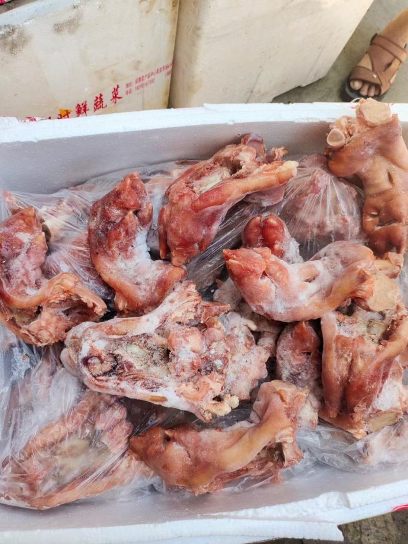 无骨卤猪脚，一件20斤，烤着吃，红烧，凉拌都可以。