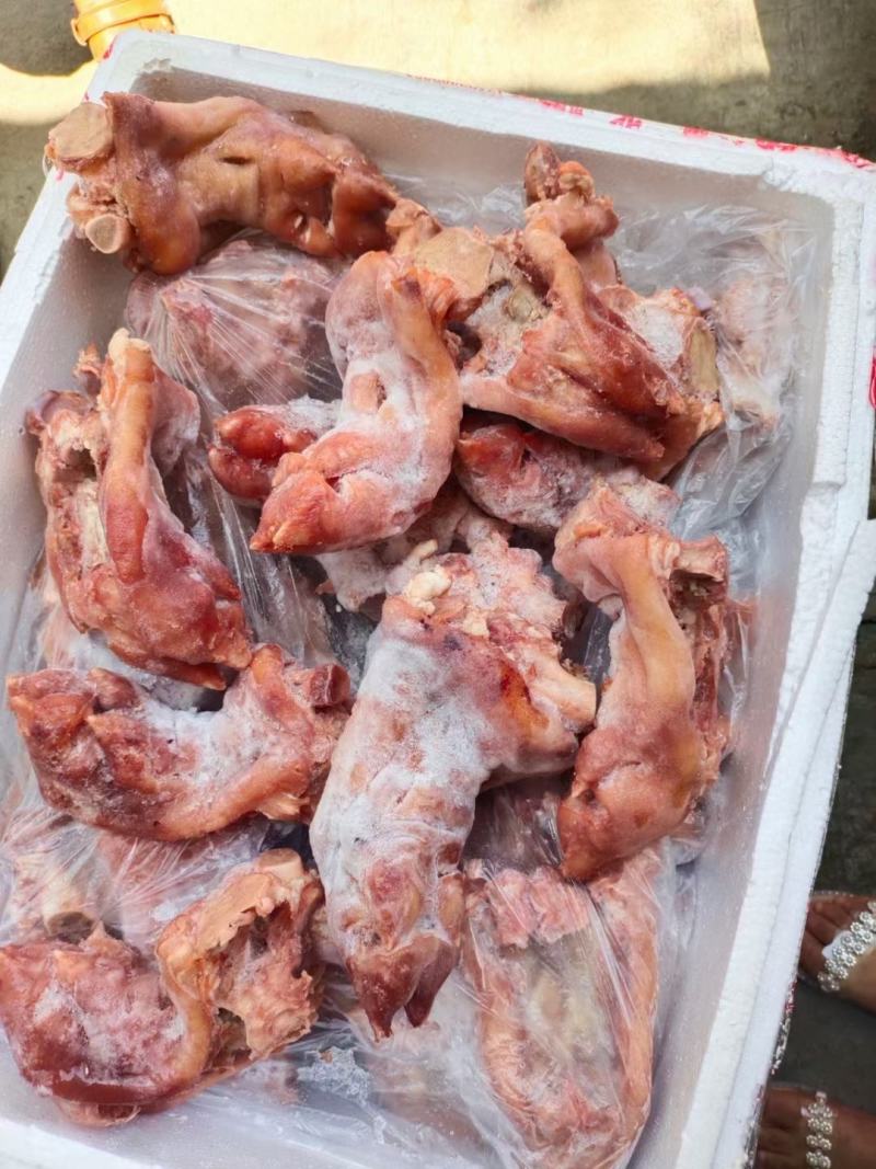 无骨卤猪脚，一件20斤，烤着吃，红烧，凉拌都可以。