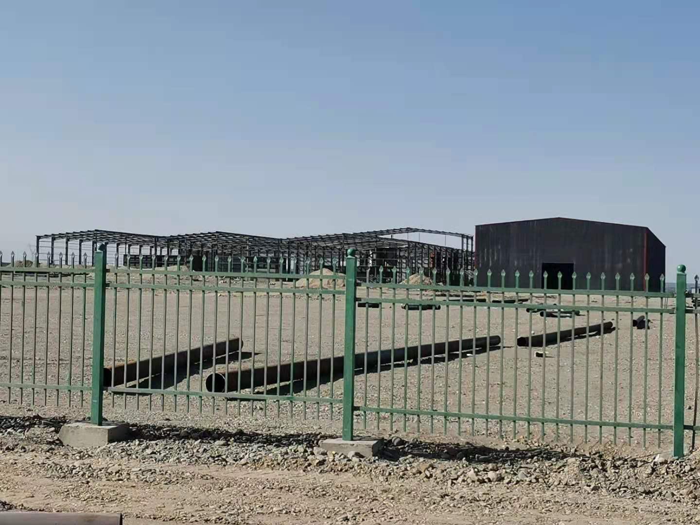 剖面示意图:标注仓体钢板厚度(1.2mm)、中心进料管位置、圆锥形粮堆形态、0.8m保顶空间、底部通风地笼结构及分层硅藻土施用标记;箭头示意热空气沿仓壁上升路径与冷空气从底部百叶窗补入方向 铁皮粮仓内部小麦分层装填示意图