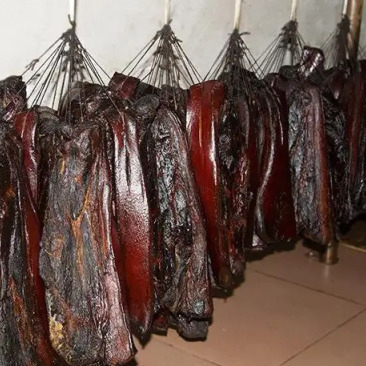 烟熏去骨前腿腊肉（腊肉香肠源头工厂一手货源量大从优）