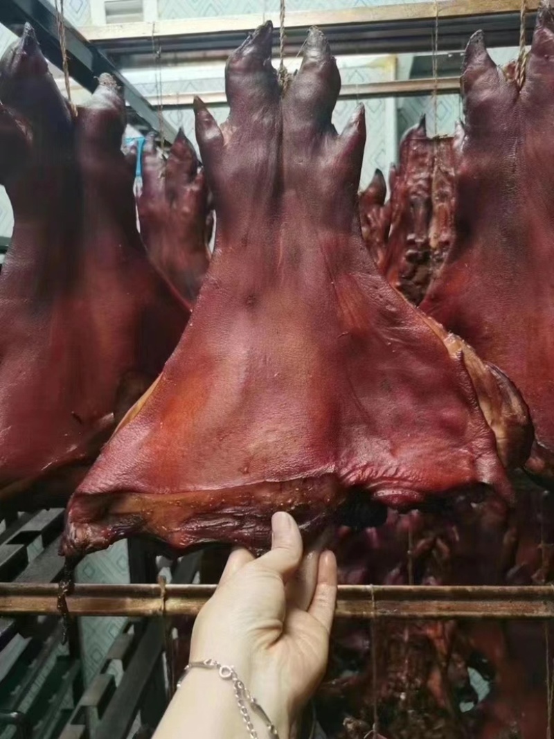 烟熏对开腊猪蹄（腊肉香肠源头工厂一手货源量大从优）