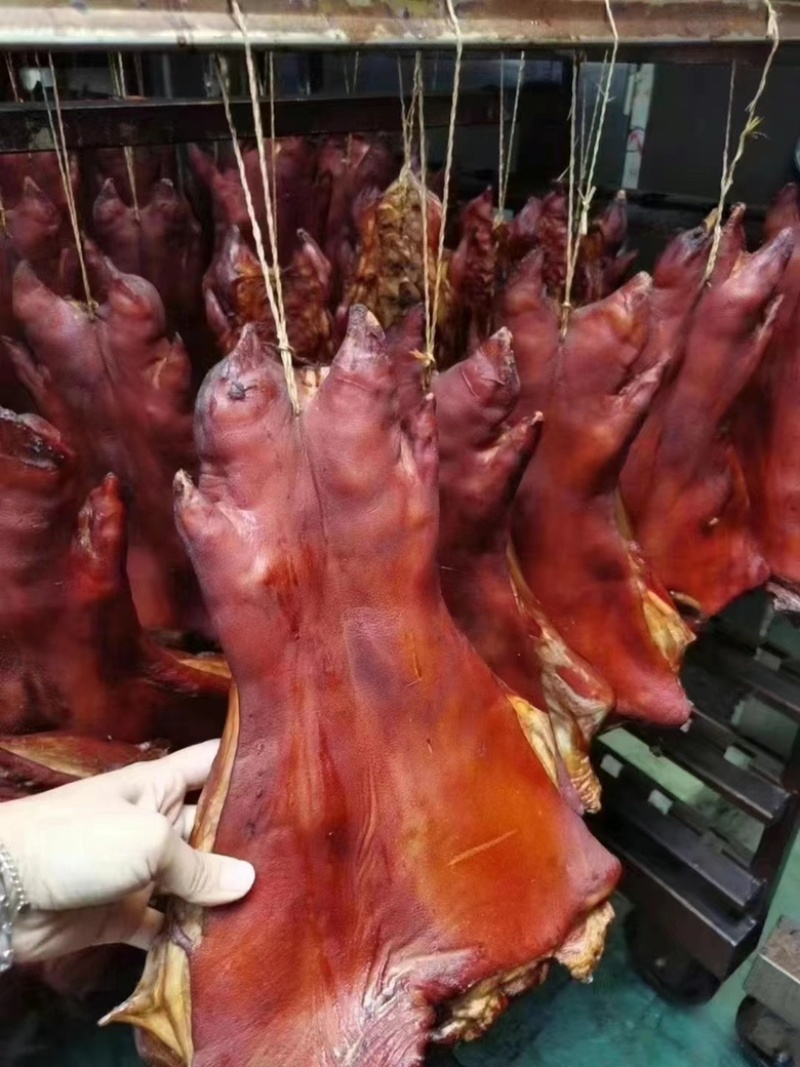 烟熏对开腊猪蹄（腊肉香肠源头工厂一手货源量大从优）