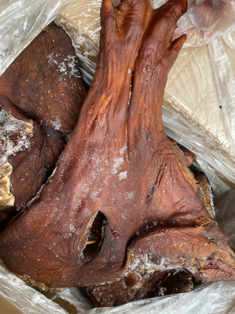烟熏对开腊猪蹄（腊肉香肠源头工厂一手货源量大从优）