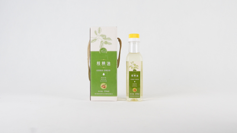 云南迪庆高原核桃油，质地清澈透明，营养丰富