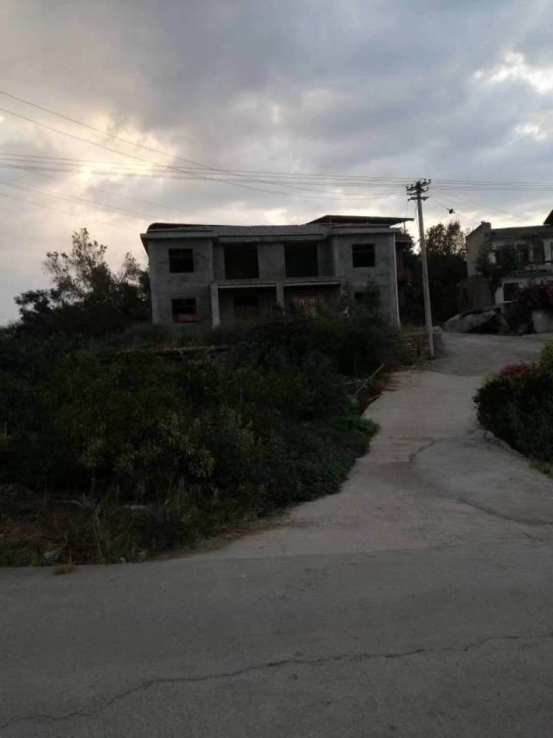 土地农房山水好，价格便宜，交通方便，4面环山，进城半个