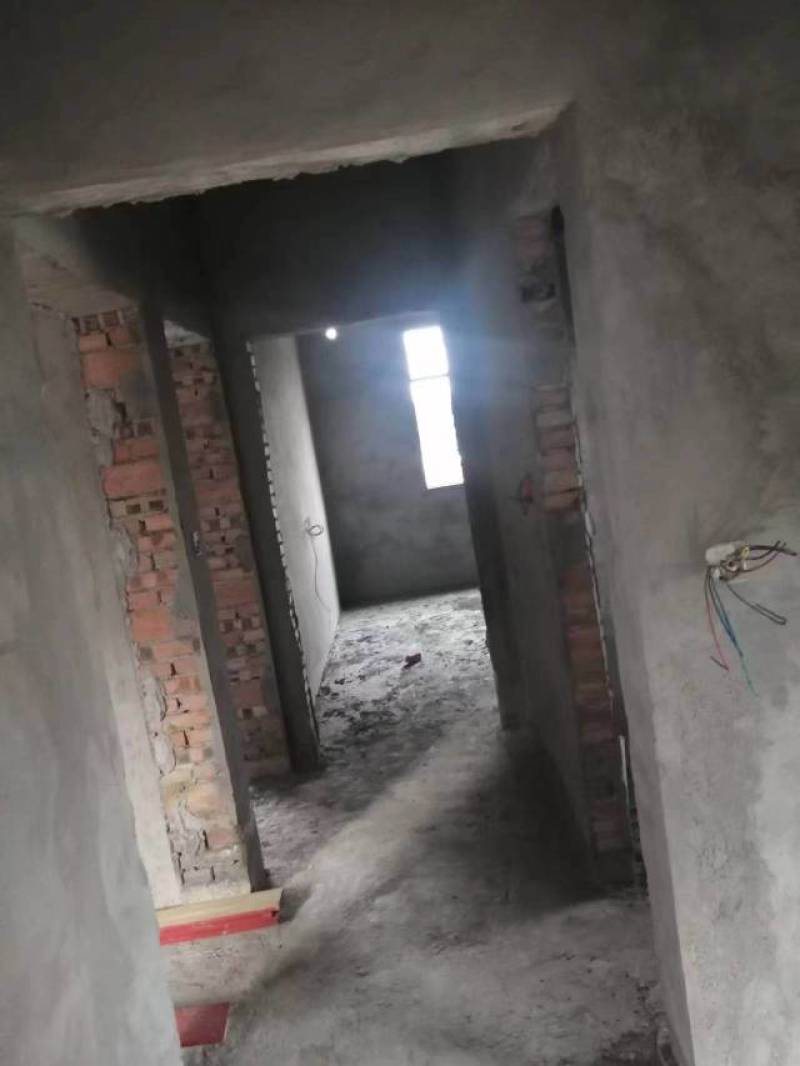 土地农房山水好，价格便宜，交通方便，4面环山，进城半个