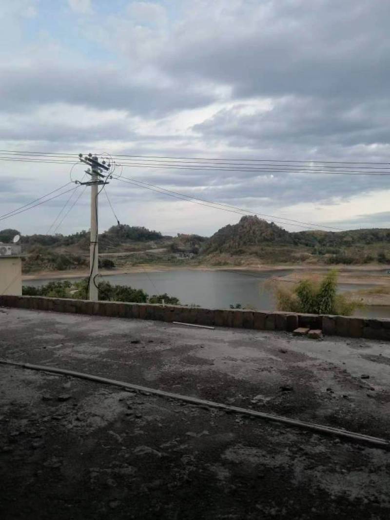 土地农房山水好，价格便宜，交通方便，4面环山，进城半个