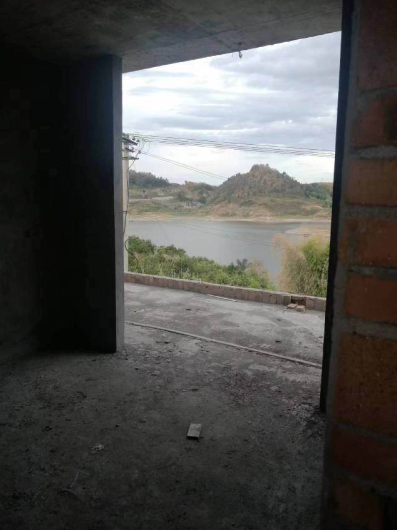 土地农房山水好，价格便宜，交通方便，4面环山，进城半个