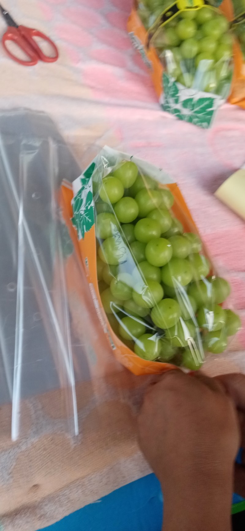 万亩葡萄基地，优质巨峰，阳光玫瑰，质优价廉。货源充足，